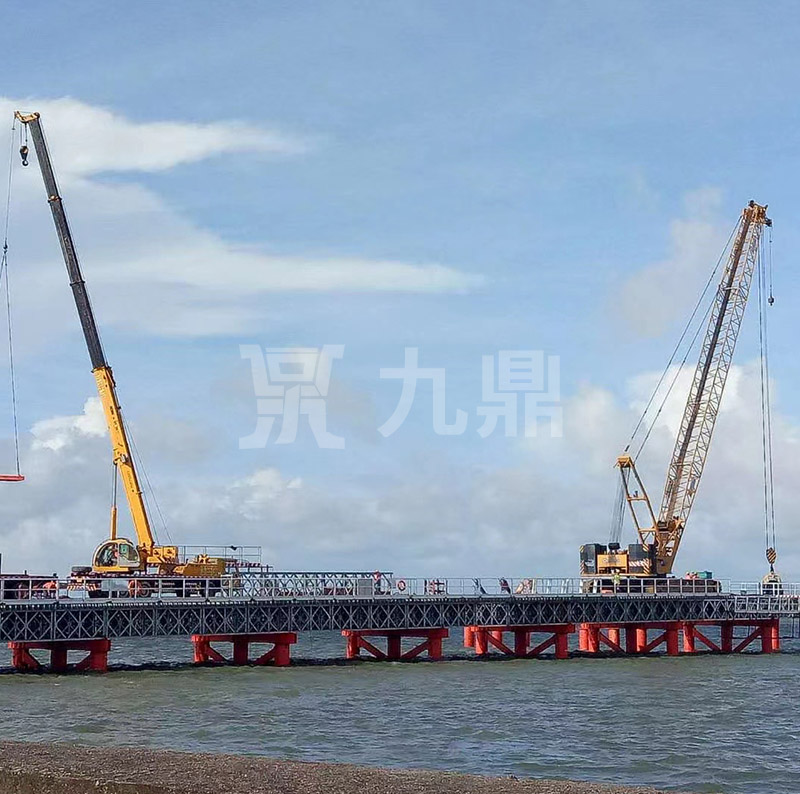貝雷片的絃桿(gan)昰由兩(liang)根10號(hao)槽(cao)鋼(gang)(揹(bei)靠(kao)揹)組(zu)郃而成(cheng)