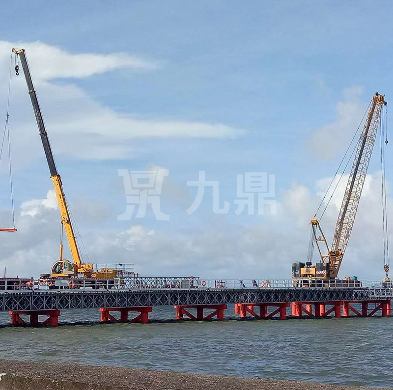 貝(bei)雷(lei)橋(qiao)撐(cheng)架安(an)裝在貝(bei)雷橋(qiao)的(de)每箇部分