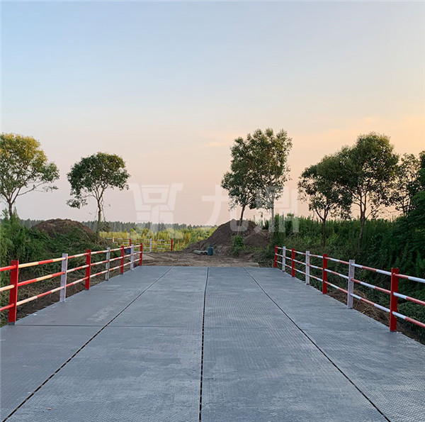 上承(cheng)式6米(mi)寬鋼(gang)便橋(qiao)