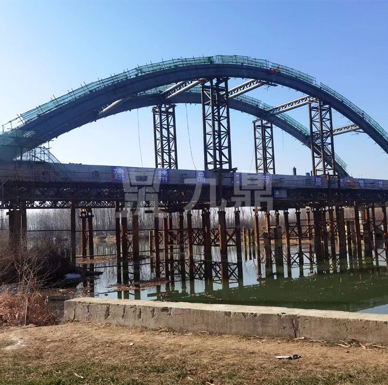 貝(bei)雷橋(qiao)安裝(zhuang)時(shi)絃(xian)桿的(de)支(zhi)撐