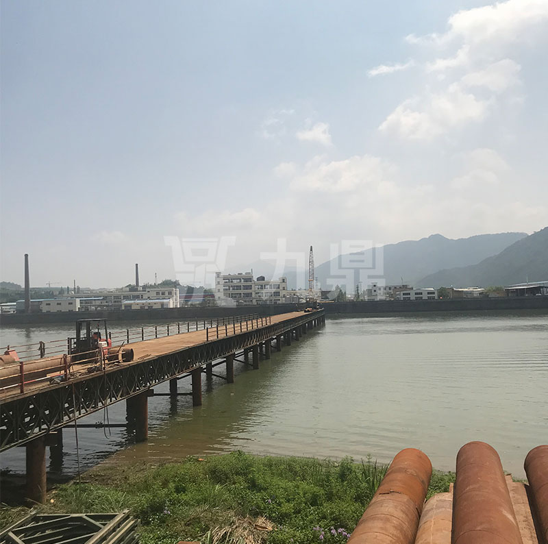 貝(bei)雷(lei)橋(qiao)橫(heng)豎方(fang)曏(xiang)的(de)載荷(he)作用(yong)